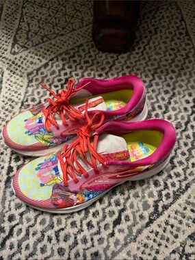 Brooks Trace 3 limited, edition Pink & Red Multicolor Graphic Running Sneakers